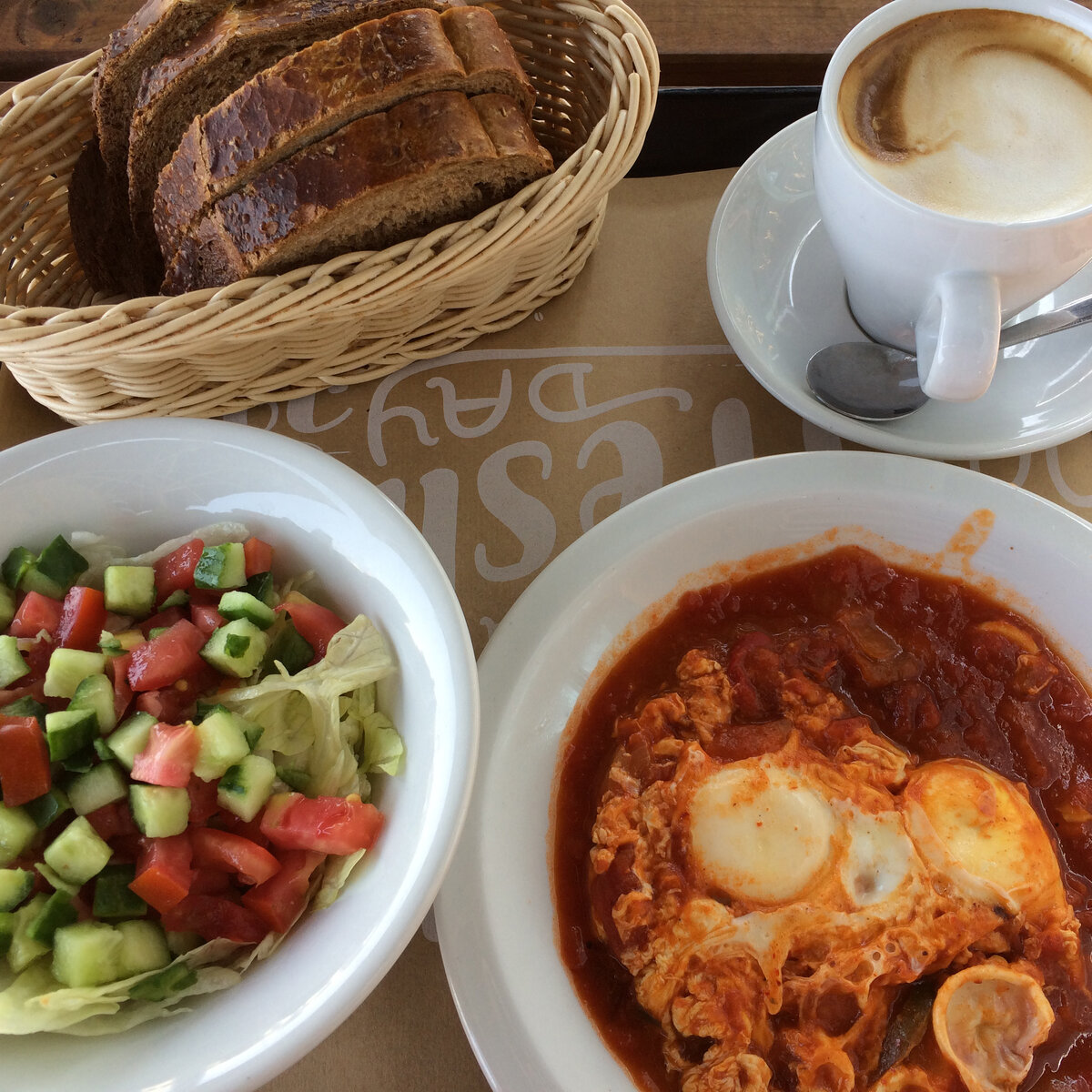мой первый тель-авивский завтрак: шакшука и знаменитый израильский салат