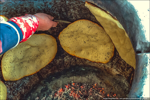Современные блондинки так не смогут: увидел как в Азербайджане пекут хлеб в тандыре