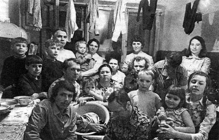 Жильцы коммунальных квартир собрались на кухне для общего фото.