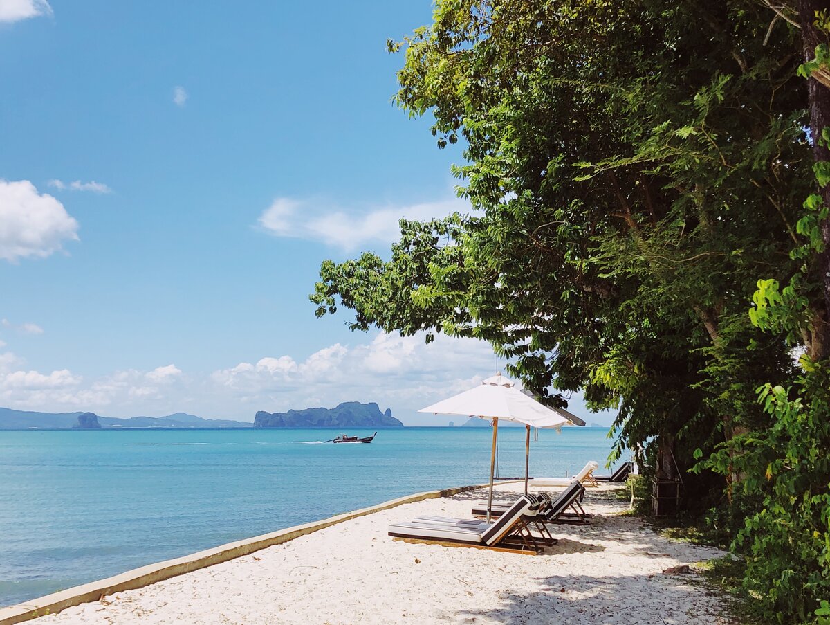 Пляж рядом с нашим отелем