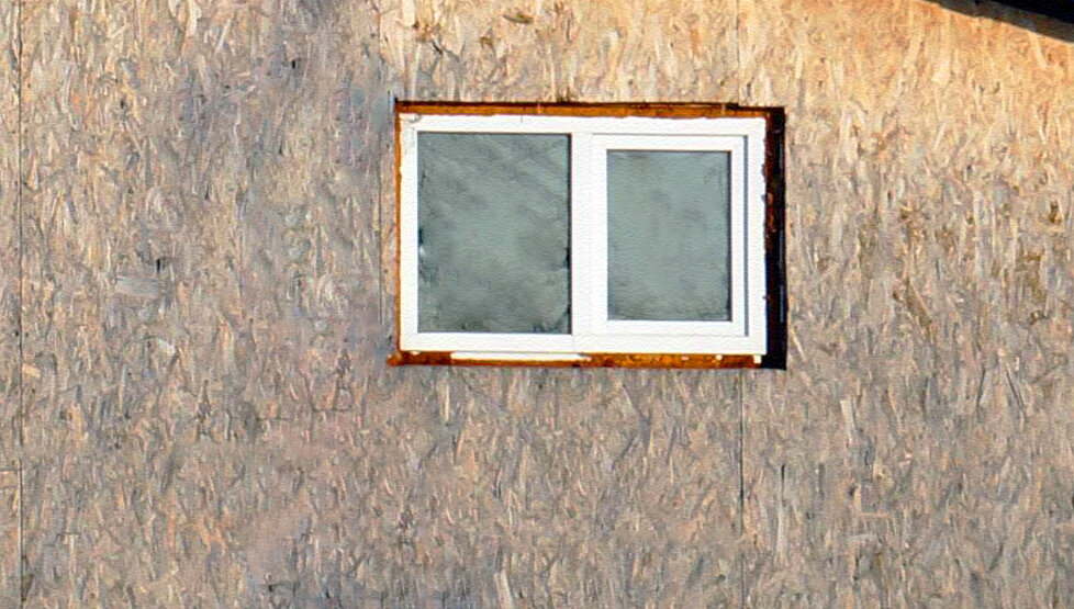 Осб на домике без защиты, через год - два. Источник фото: www.yandex.ru