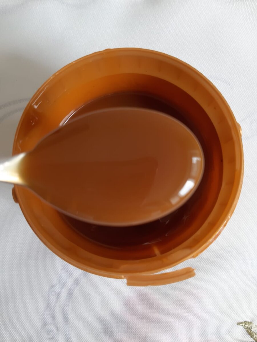 Вот так она выглядит, цвет карамельный, консистенция приятная, очень аппетитно