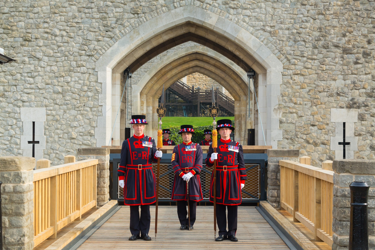 Без тауэра. Стражи Тауэр (бифитеры). Тауэр Tower of London. Тауэр Лондон бифитеры. Бифитеры Тауэра.