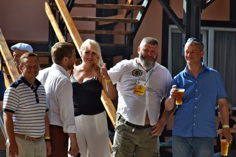 Второй день фестиваля народных напитков ожидаемо проходил в стиле пляжного отдыха под живую музыку на берегу озера.