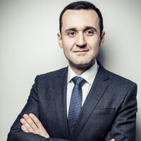 Если вы оказались за городом в автомобиле, то нужно остановиться в ближайшем безопасном месте и переждать непогоду. Двигаться дальше опасно, потому что это может привести к повреждению машины и спровоцировать ДТП. Причины тут самые разные: