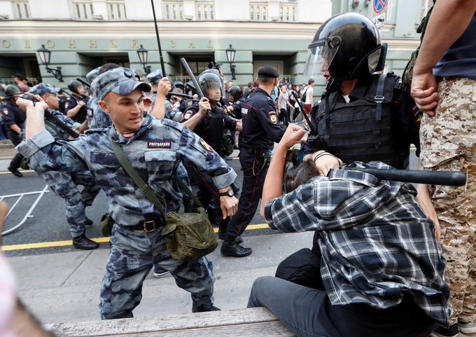 Сотрудники Росгвардии избивают задержанного / Twitter