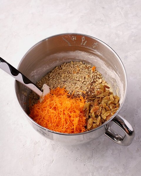 Простая и вкусная выпечка: морковный торт
