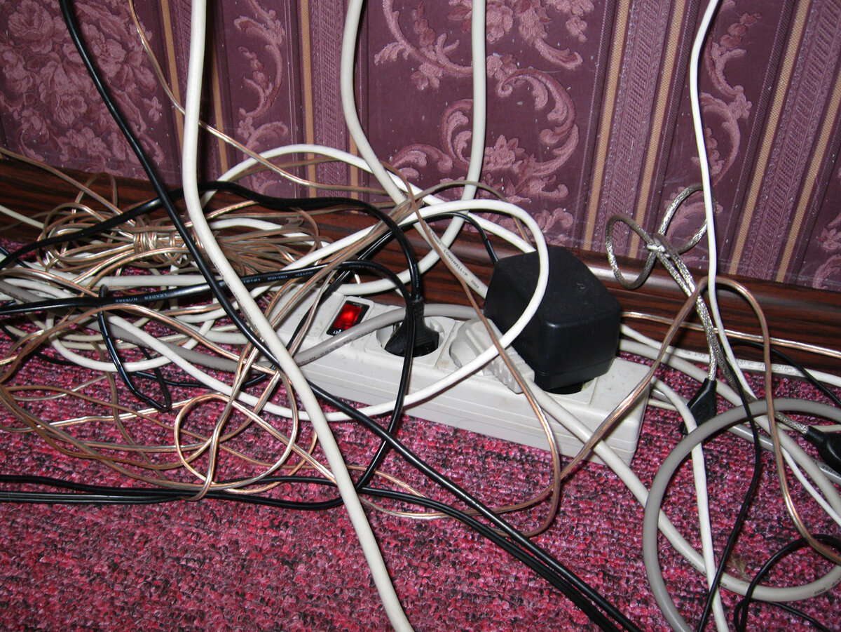 Частая  картина в любой квартире, особенно такие места нравятся пыли