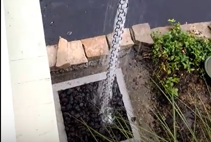 Вот так сделан слив, под гравийный дренаж можно и желоб сделать, и слив в канализацию, да множество различных решений...