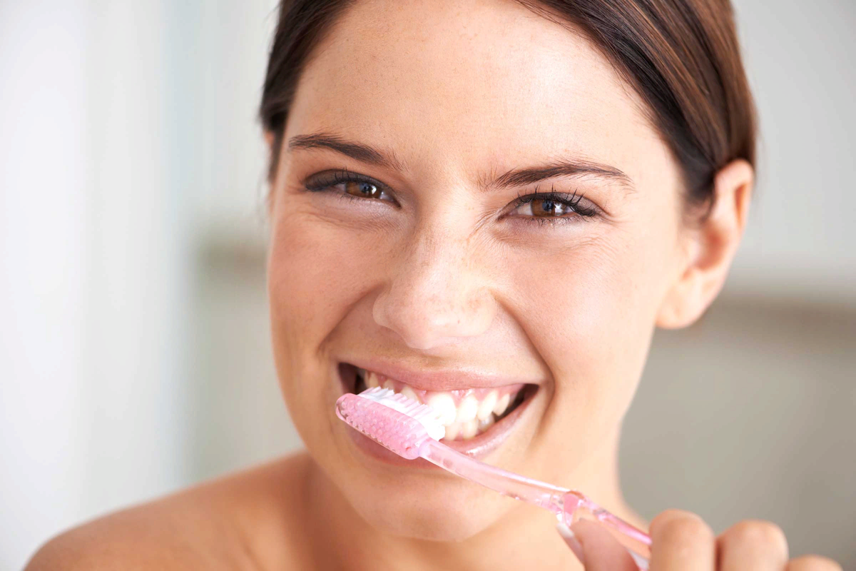 Правильно чистить зубы до завтрака или. Красивая улыбка. Чистим зубы!. Девушка чистит зубы. Гигиена полости рта улыбка.