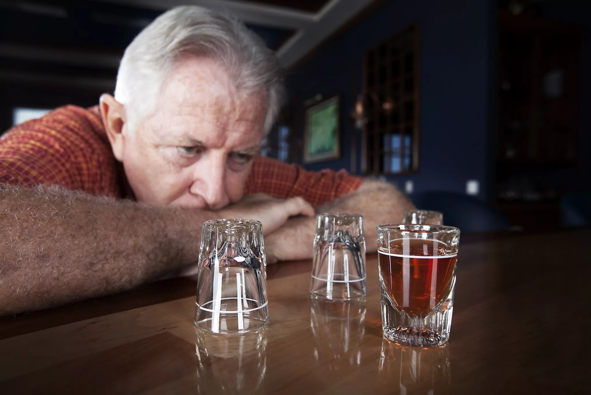 Можно ли пить водку после 60 лет? Если можно, то в каких количествах?