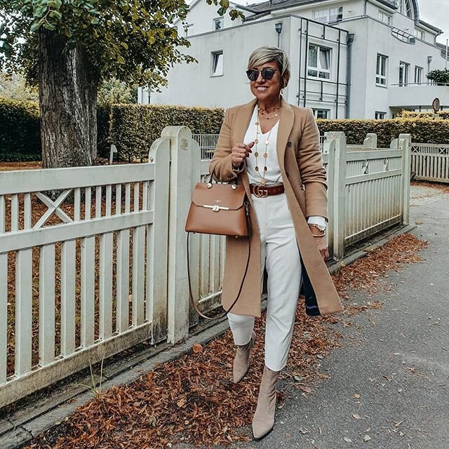 Белый + теплый бежевый цвет = идеальное сочетание для осени 