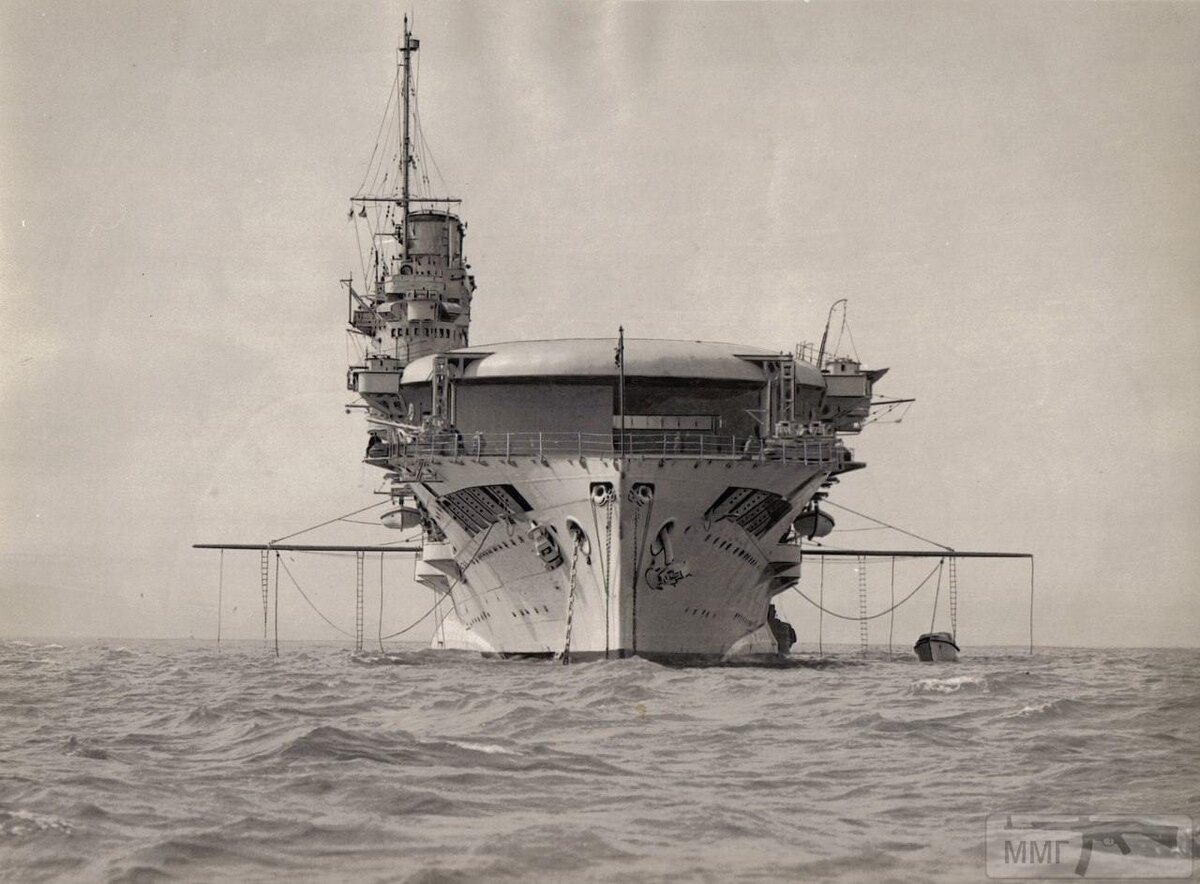 Британский авианосец "Глориес"