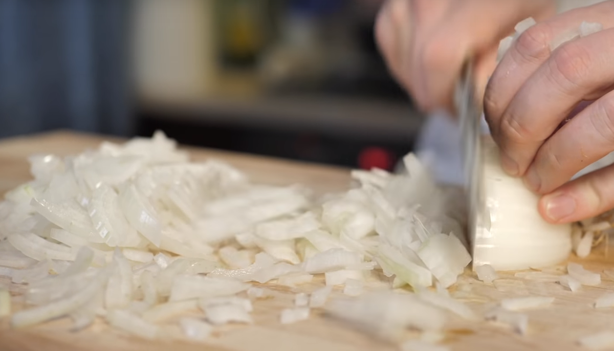 Лук и бекон стоит жарить отдельно от картофеля