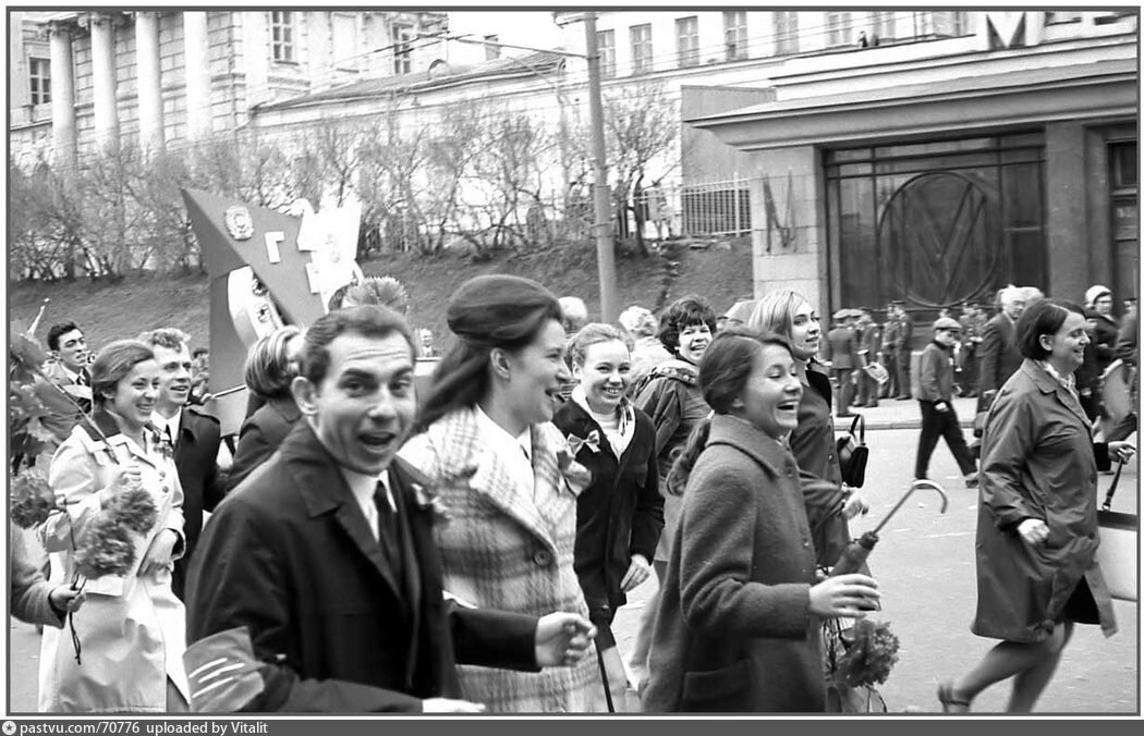 У входа в метро на проспекте Маркса, 1972 - 1976 г. Автор Виталий Титов.