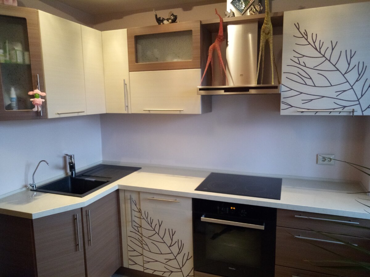 Так выглядит фартук сейчас, обои окрашенные водоимульсионной моющейся краской. 