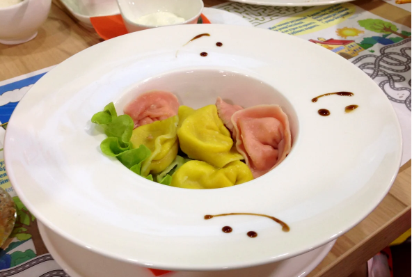 Желтые пельмешки на фото окрашены куркумой.
