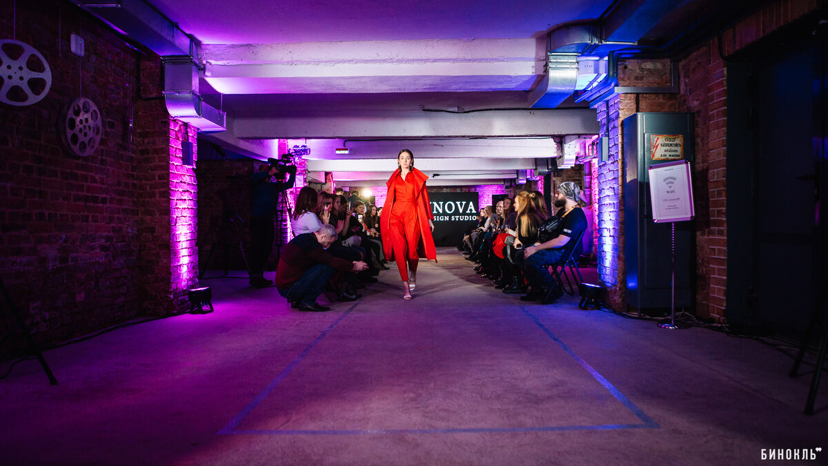 От закусок и аперитива гостей мероприятия смогла оторвать дизайнер Лариса Балунова (бренд Balunova) новой коллекцией осень-зима 2020-2021 (абсолютный инсайд: до нас её видели только в Москве).