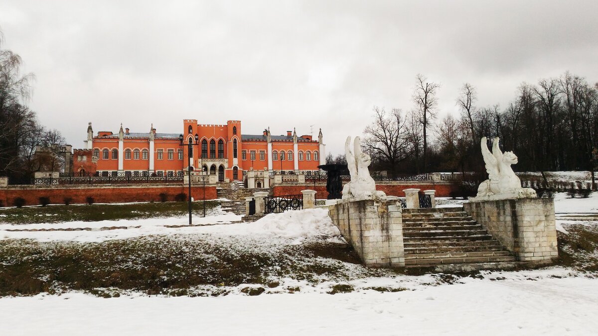 Вид на усадьбу с пруда