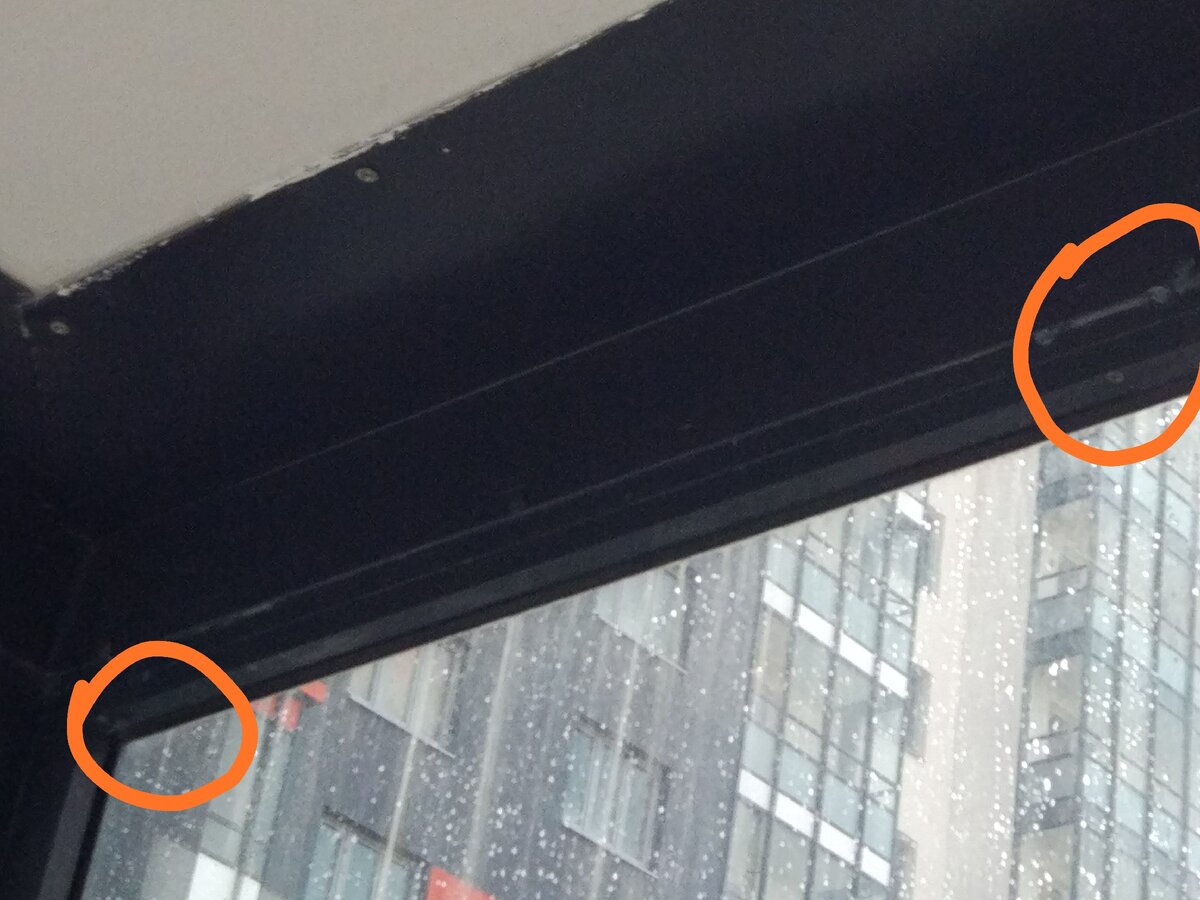 На фото отмечены участки, откуда капает вода