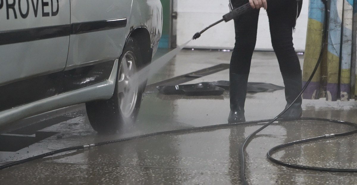 Крылья подгнили, но краска слетела именно на этой мойке.