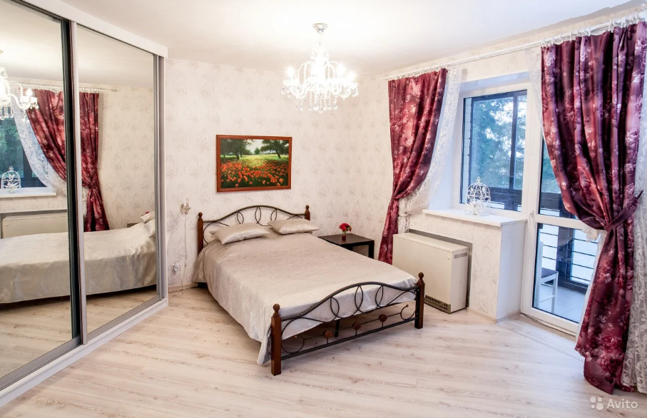 Вот эта квартира, до сих пор сдается посуточно