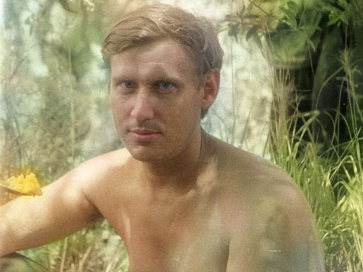 Это Костя-электрик. Часто "спасал" меня от рутинной работы по "электрификации" жилого подвижного состава, т.е. ж.д. вагонов, приспособленных под жилье. Таскал с собой по козловым кранам, привлекал в серьезной работе. А то со Стариком, который думал только о том, что бы увильнуть от работы, было совсем неинтересно. Заснял его во время обеда после одной из укладок.