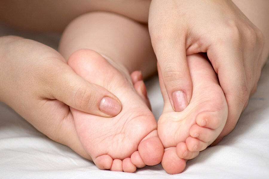 К кому обращаться, если вы столкнулись с проблемой хождения ребенка на носочках?