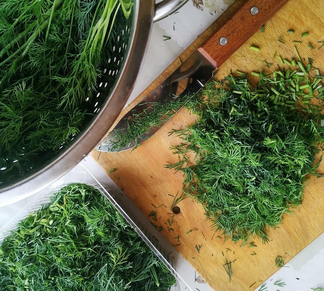 Замораживание свежей зелени целиком: