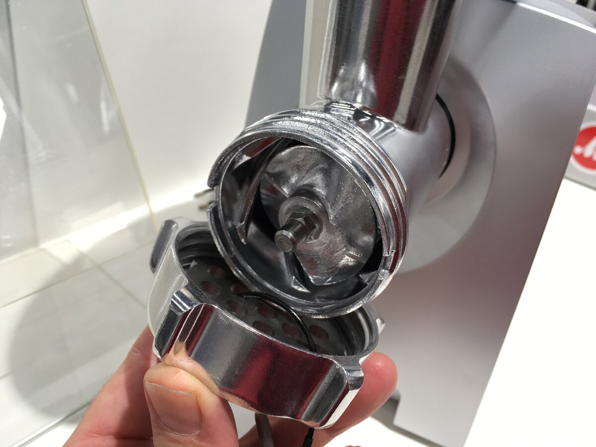 У мясорубки ножи и вал из силумина (сплав алюминия). После использования их необходимо насухо вытирать и смазывать, чтобы они не ржавели. Ни в коем случае не мыть в посудомоечной машине!