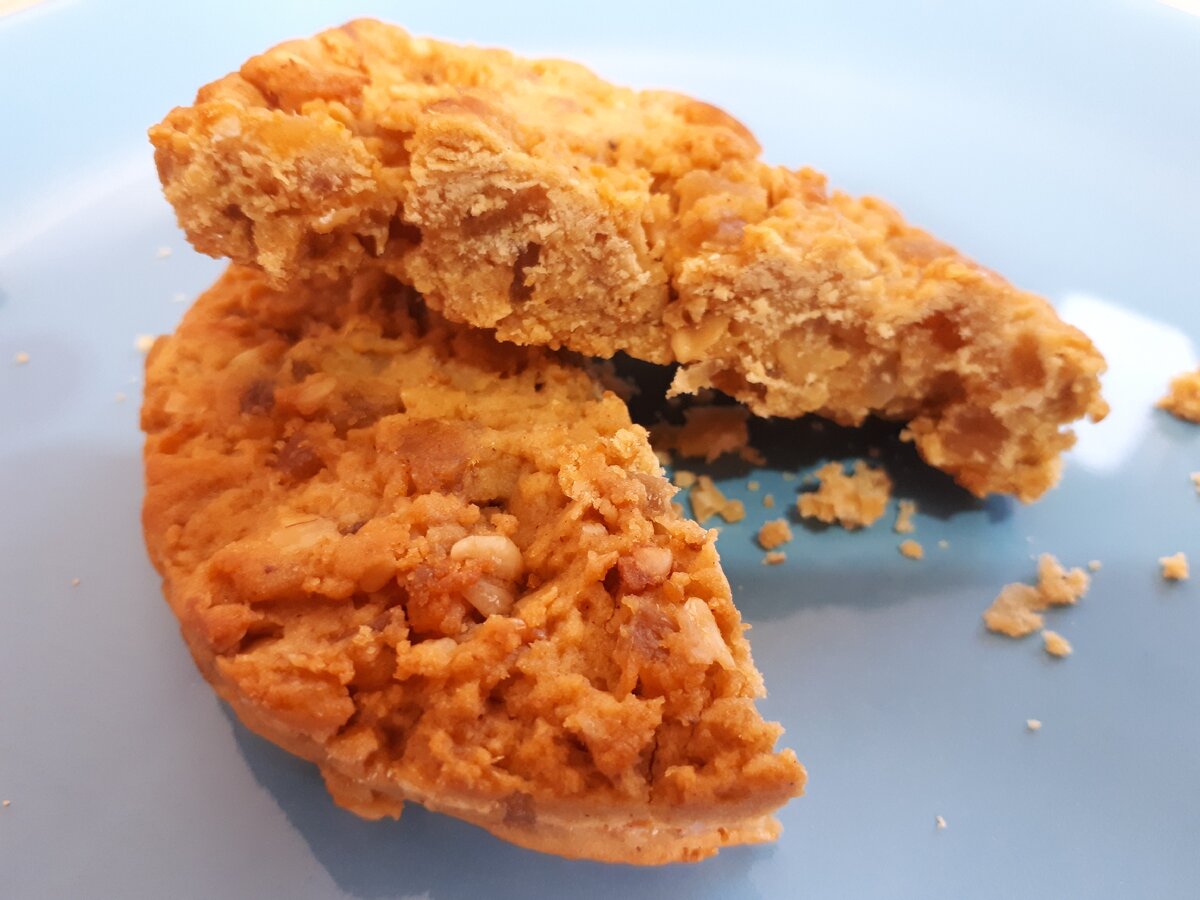 Печенье Sporty "лимон" на разрезе мне напомнили куриное филе из KFC )))) а вам?     Фото принадлежит каналу P.S. Live