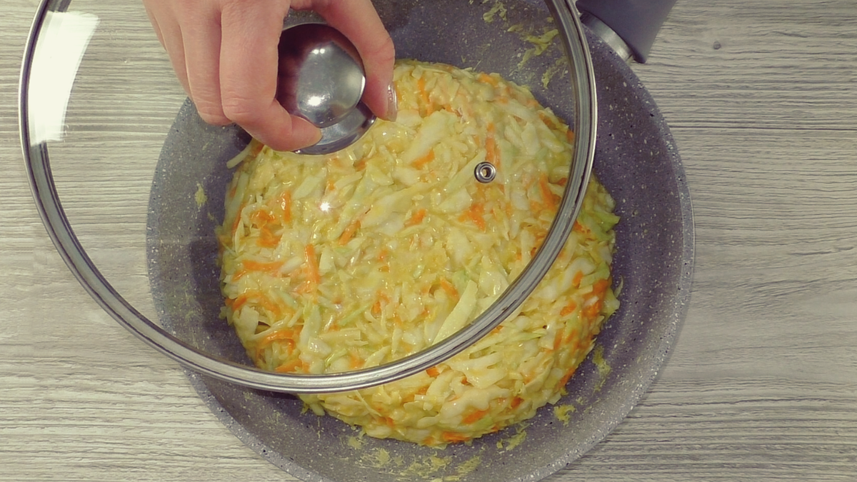 Капустная лепешка на сковороде с яйцом. Капустный торт на сковороде. Рецепт капустных ПП лепёшки. Рецепты лепешек из капусты. Рецепт с капустой без яиц