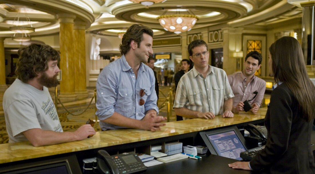 Зак Галифианакис (Алан), Брэдли Купер (Фил), Эд Хелмс (Стью), Джастин Барта (Даг). Кадр из кинофильма "Мальчишник в Вегасе", 2009 г., режиссер Тодд Филлипс, сценаристы Джон Лукас, Скотт Мур, композитор Кристоф Бек. Фото для иллюстрации, источник: kinopoisk.ru