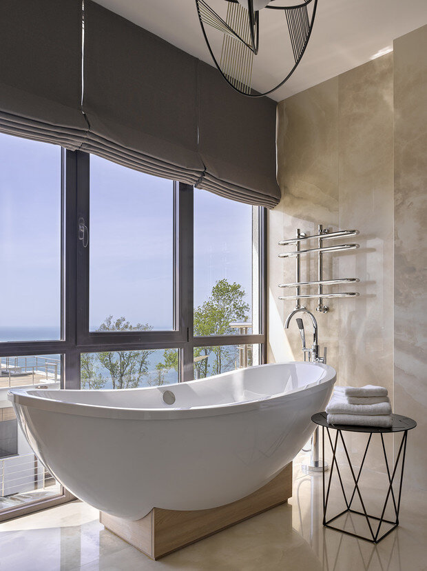 Проект Наталии Кюнер. Изысканная ванна от Villeroy&Boch на деревянной подставке.