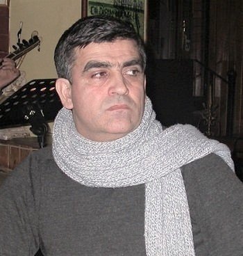 
Вот и наступил этот високосный год. Задолго до его прихода начались возмущения, охи и ахи по поводу предстоящих неудач, неразрешимости проблем, невозможности сделать что-то основательного по причине заведомой неудачи. Объяснения «високосности» года простой арифметикой, точнее, астрономией, тем, что Земля совершает полный виток вокруг Солнца за 365 дней, 6 часов и поэтому ученые мужи решили юлианский календарь составить таким образом, мало кого успокаивает. Накопившиеся в течение четырех лет 24 часа было решено добавить к четвертому году в виде полных суток. Поскольку тогда, во времена Цезаря, в 45-м году до нашей эры, год начинался не с января, а с марта, «лишний день» решили добавить к концу года, то есть, к концу февраля. Благодаря интернета эти факты каждый желающий может черпать из многих источников. Со временем люди начали связывать почти все свои невзгоды с этими високосными годами. Хотя беды и несчастья могут преследовать человека всегда, однако не без помощи разных предсказателей или людей, называющих себя таковыми, человек стал относиться к «длинным» годам с предубеждением. То же интернет-пространство сегодня изобилует материалами, предостережениями о том, чего не рекомендуется делать в этом году.

О чем это я? О том, что менять психологию людей не так просто.

Вот и я попробовал нескольких своих собеседников убеждать в абсурдности мысли о «плохом» високосном годе. Результат для меня был неутешителен, собеседники «убедили» меня в обратном. И в «доказательство» своих позиций привели убийство иранского генерала Сулеймани американцами. Причем тут убийство генерала другой страны силами третьей страны, судорожно отбиваюсь я. Притом, говорят сторонники «злого високосного», что это может стать началом большой беды не только для тех стран, а для всех людей на Земле. Действительно, соглашаюсь я, взорвавшаяся ракета в третий день нового года в аэропорту иракского Багдада, может и, не дай Бог, будет зажженным бикфордовым шнуром больших потрясений. И не только на Ближнем Востоке. О личности убитого иранского генерала в печати можно найти самые разные эпитеты от восхищенно-хвалебных до жестко отрицательных. Факт остается фактом: называемый одной стороной террористом номер один генерал убит не менее террористическим способом той же стороной на территории, де-юре не принадлежащей ни генералу, ни его убийцам. Что он там делал и почему его там убили не формальные хозяева этой страны, все эти вопросы к високосному году.

Несмотря на этот пессимистический тон, новый год продолжает шествие по Земле и Ворчун рекомендует вам не утомлять себя вопросами, ответы на которых зависят не от вас, и продолжать длинный праздничный марафон с салатами «оливье», «бурановскими бабушками» Прохора Шаляпина, внебрачной беременностью молодой жены Джигарханяна до вынесения ДНК-вердикта команды Андрея Малахова.

Джафар Садыг,
4 января 2020 года, Москва