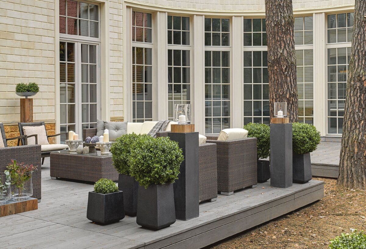 Оформление патио искусственными самшитами и кашпо Treez Collection