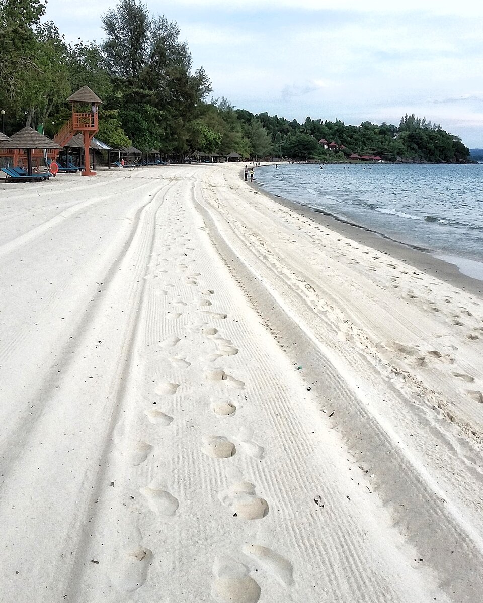 Самый приличный Sokha Beach в Сиануквиле с явно насыпным и ухоженным песком - район строек хороших отелей