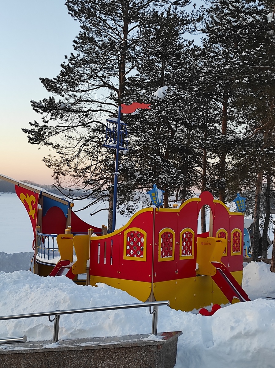 Корабль на гребне снежной волны.