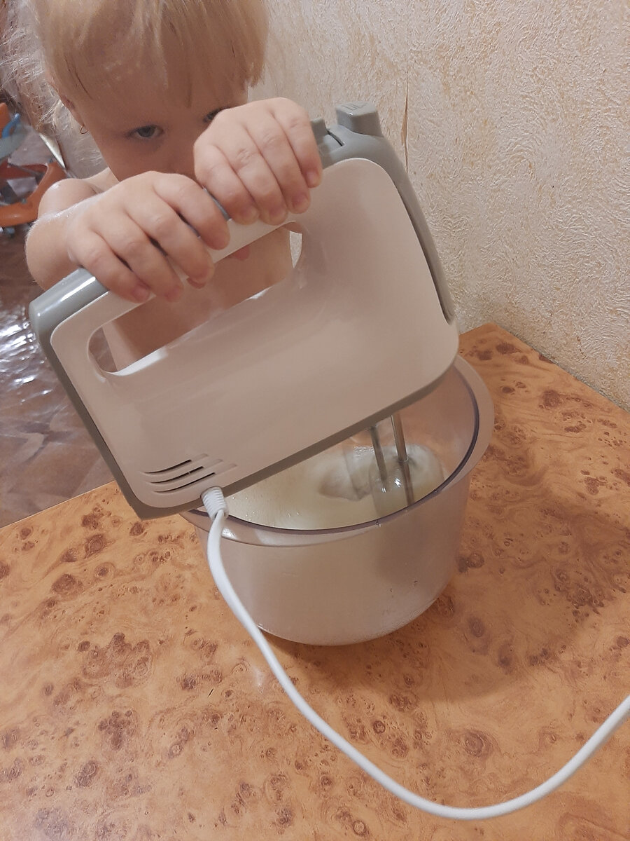 Процесс) Вика взбивает белки