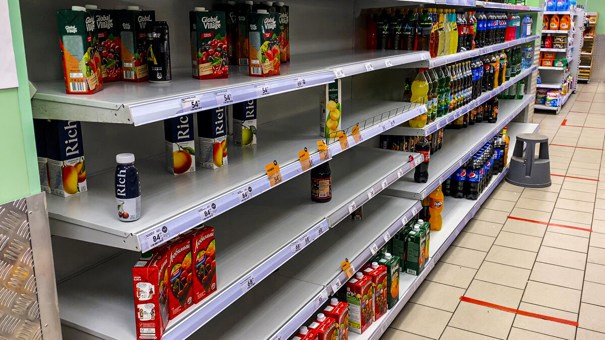 Пустые полки в пятерочке. Пустая полка в пятерочке. Полка пятерочка. Пустые полки в пятерочке. Почему пятерочки пустые.