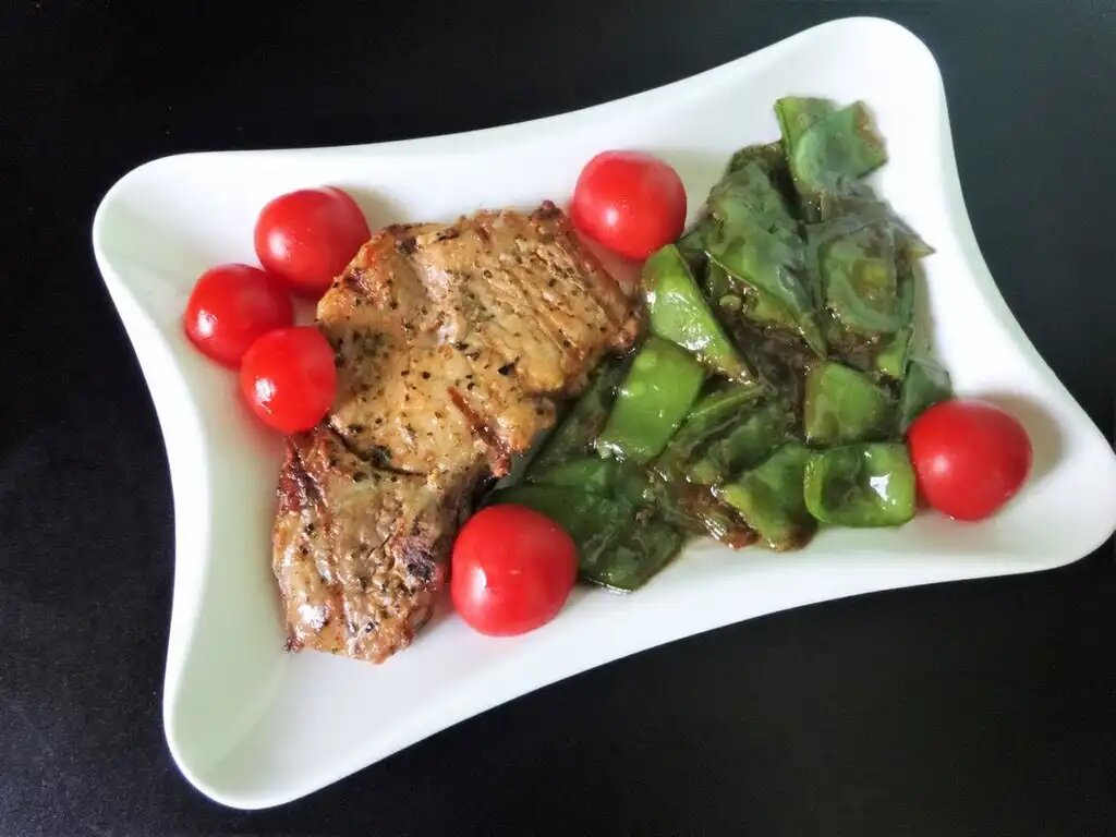 Стручковый горох по-китайски был приготовлен на гарнир к мясу