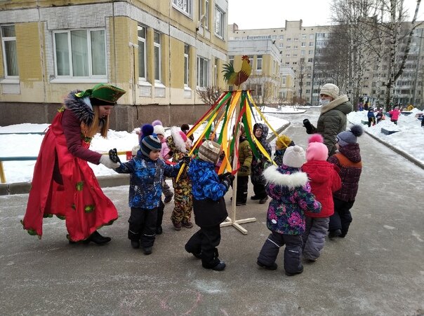 Водит хоровод со всеми детьми.