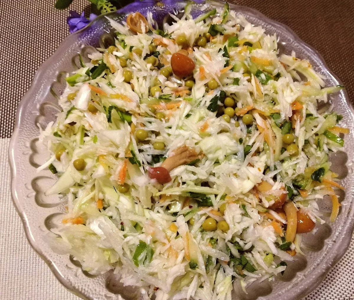 "Фирменный" салат с капустой "Свежесть" от моей деревенской тёти: готовится за 10 минут, ничего ни варить, ни жарить не нужно