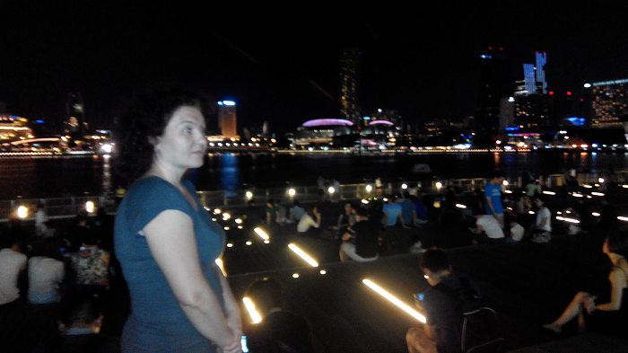 У подножия знаменитого отеля Марина Бей, какие там вечерние представления были или еще есть? Есть мотивация сделать фото в новом образе. Личный архив.