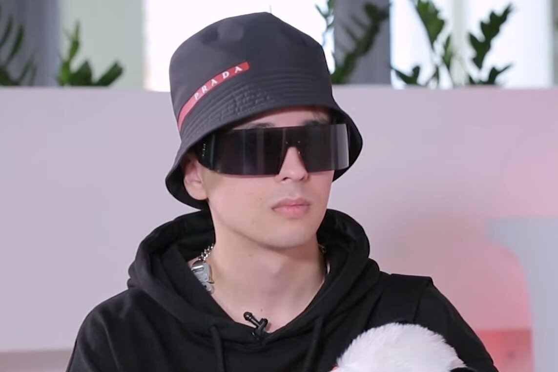 зачем ему очки... он прячет глаза?!