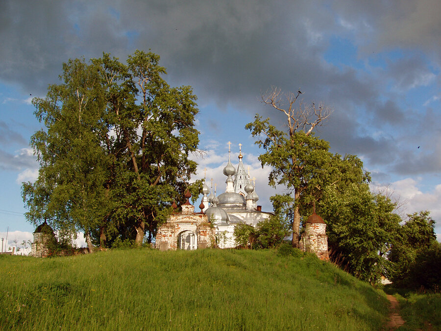 Храмовый комплекс в сельском ландшафте.