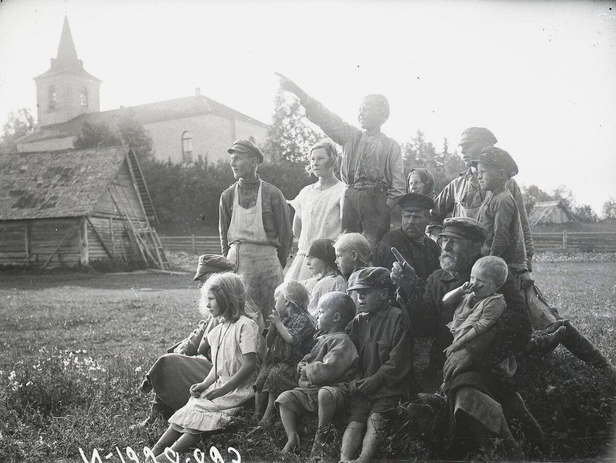1926 год. Группа деревенских детей и взрослых, наблюдающих за полетом самолета. Гатчинский р-он, деревня Елизаветино