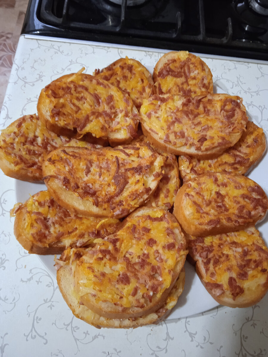 Гренки с сыром и сосиской на завтрак, рецепт с фото — баштрен.рф
