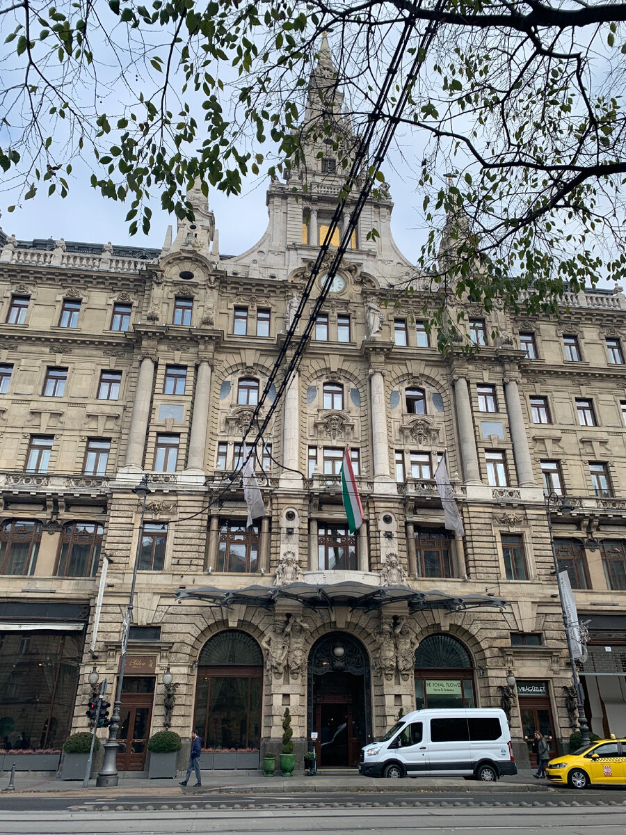 Вот в этом здании находится старинный отель и ресторан 