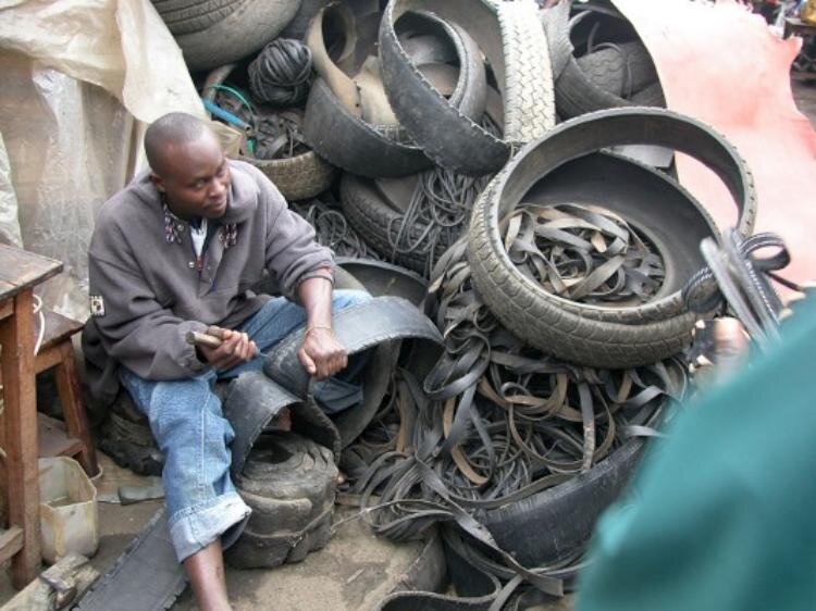 Модельеры из Эфиопии делают обувь из старых автомобильных покрышек
